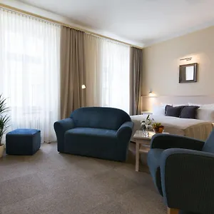 Unitas 4*, Prag Tjekkiet
